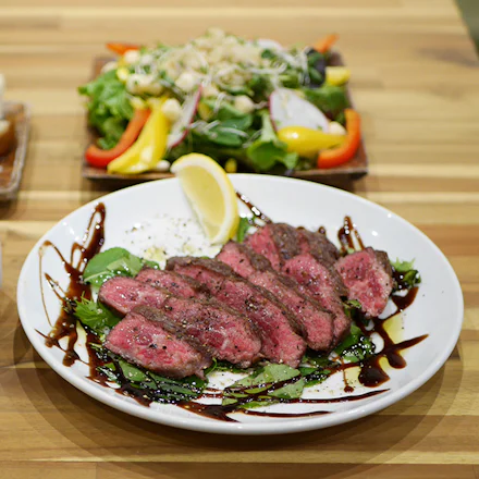 【横須賀】 香ばしさと肉汁を味わうイタリアンステーキ「牛肉のタリアータ」Piccolo Bruco